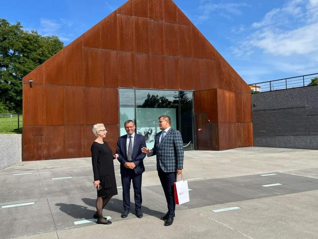 Tomasz Madej Dyrektor Ośrodka Rozwoju Edukacji, Agnieszka Karczewska-Gzik Kierownik Wydziału Rozwoju Kompetencji Społecznych i Obywatelskich, dr Marcin Chorązki Instytut Pamięci Narodowej, Oddział w Krakowie