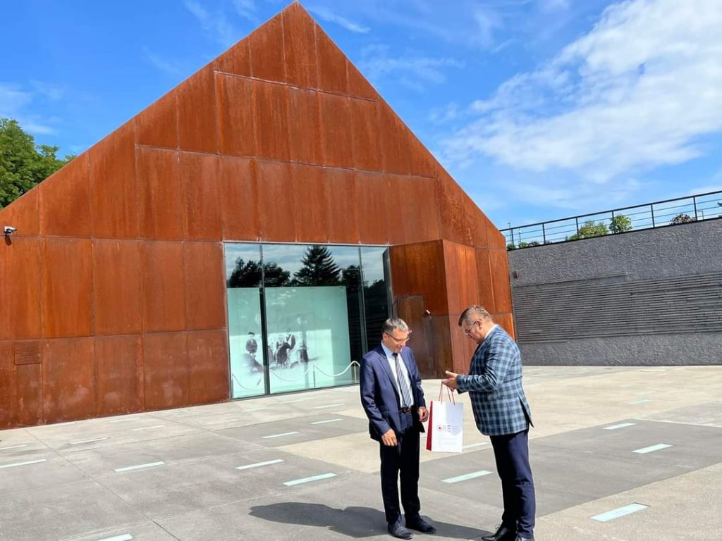 Tomasz Madej Dyrektor Ośrodka Rozwoju Edukacji, dr Marcin Chorązki Instytut Pamięci Narodowej, Oddział w Krakowie