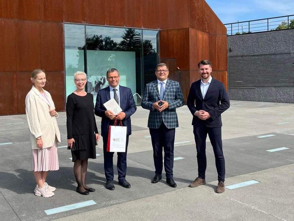 Tomasz Madej Dyrektor Ośrodka Rozwoju Edukacji, Agnieszka Karczewska-Gzik Kierownik Wydziału Rozwoju Kompetencji Społecznych i Obywatelskich, Katarzyna Mroczkowska pracownik WRKSO, Robert Zawadzki pracownik WUZ oraz ddr Marcin Chorązki Instytut Pamięci Narodowej, Oddział w Krakowie