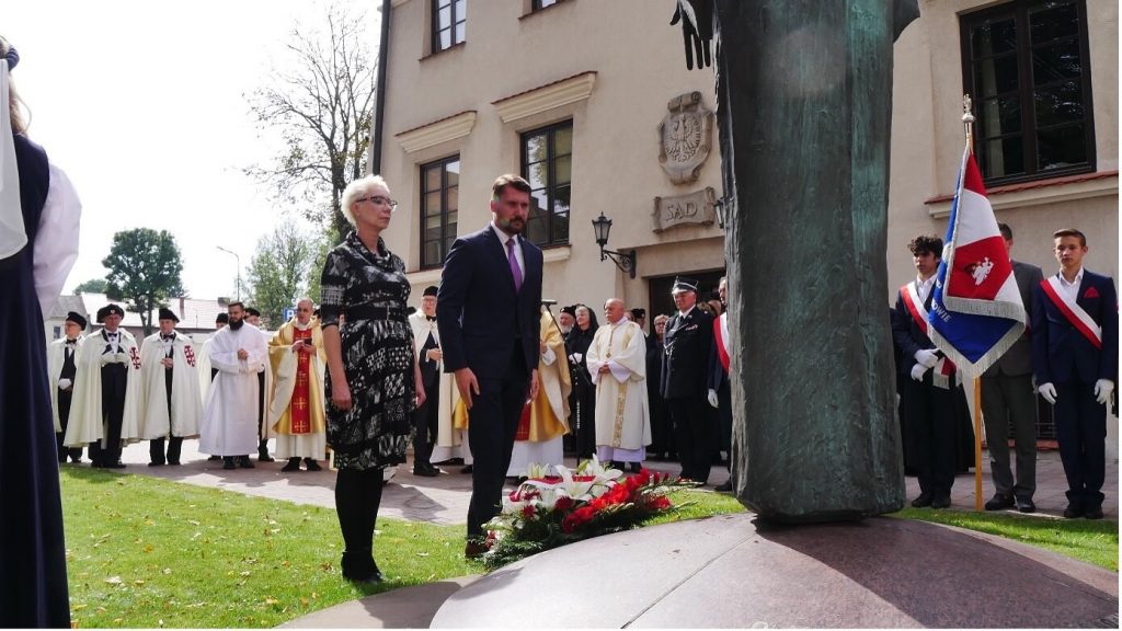 Składnie kwiatów przed pomnikiem Macieja Miechowity przez przedstawicieli Ośrodka Rozwoju Edukacji w Warszawie od lewej Agnieszka karczewska –Gzik Kierownik Wydziału Rozwoju Kompetencji Społecznych i Obywatelskich ORE oraz Robert Zawadzki przedstawiciel Wydziału Upowszechniania Zasobów ORE.