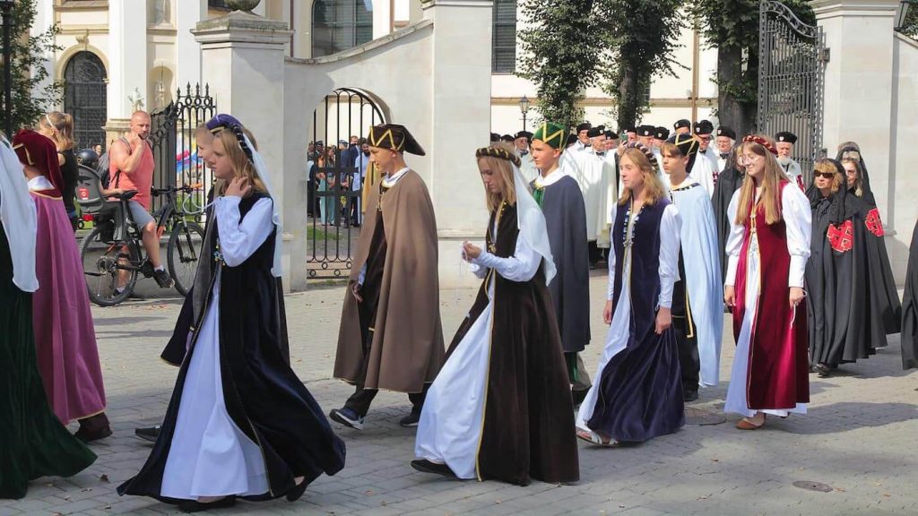 Uczniowie w strojach z epoki Macieja Miechowity, Z tyłu Damy i Kawalerowie Zakonu Grobu Bożego