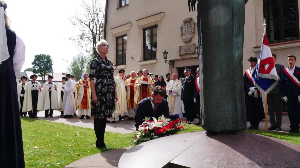 Składnie kwiatów przed pomnikiem Macieja Miechowity przez przedstawicieli Ośrodka Rozwoju Edukacji w Warszawie od lewej Agnieszka karczewska –Gzik Kierownik Wydziału Rozwoju Kompetencji Społecznych i Obywatelskich ORE oraz Robert Zawadzki przedstawiciel Wydziału Upowszechniania Zasobów ORE.