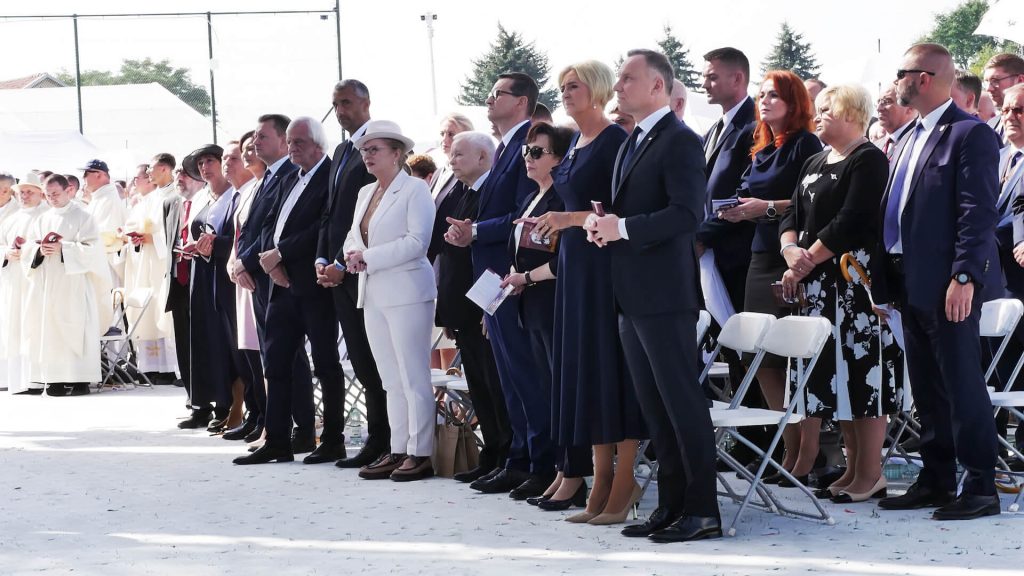 Andrzej Duda Prezydent Rzeczypospolitej Polskiej wraz z małżonką oraz przedstawiciele rządu polskiego na czele z Mateuszem Morawieckim prezesem Rady Ministrów