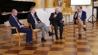 z lewej dr Artur Górecki Dyrektor Departamentu Kształcenia Ogólnego i Podstaw Programowych MEiN, dr hab. Włodzimierz Dłubacz, o. prof. Zdzisław Klafa Rektor Akademii Kultury Społecznej i Medialnej w Toruniu