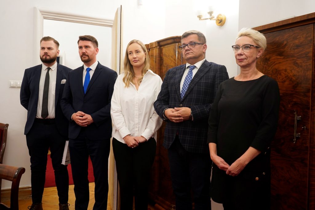 Z Lewej Jakub Zgierski, Robert Zawadzki WRSKO, Katarzyna Mroczkowska WRKSO, Tomasz Madej Dyrektor Ośrodka Rozwoju Edukacji, Agnieszka Karczewska-Gzik Kierownik WRKSO, Źródło zdjęć fotograf ministerialny- Konrad Trześniak wydział prasowy MEIN