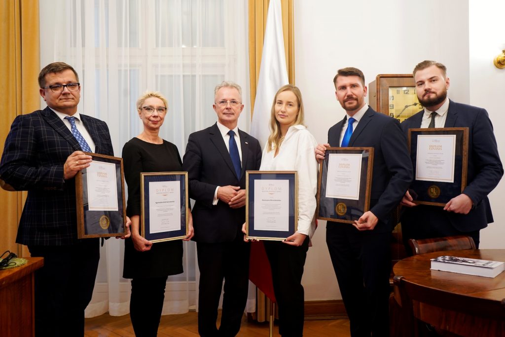 Z Lewej Tomasz Madej Dyrektor Ośrodka Rozwoju Edukacji, Agnieszka Karczewska-Gzik Kierownik WRKSO, Dyrektor Generalny Sławomir Adamiec, Katarzyna Mroczkowska WRKSO, Robert Zawadzki WRKSO, Jakub Zgierski, Źródło zdjęć fotograf ministerialny- Konrad Trześniak wydział prasowy MEIN