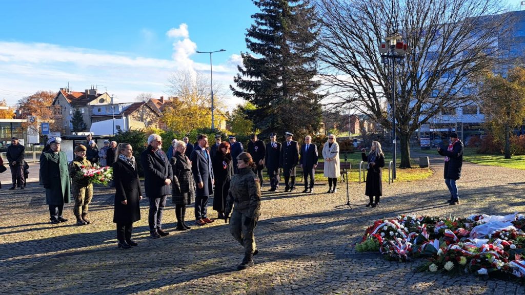 uroczyste złożenie kwiatów przez delegację z Pomorskiego Kuratorium Oświaty i Ośrodka Rozwoju Edukacji w Warszawie przed pomnikiem Marszałka Józefa Piłsudskiego w Gdańsku