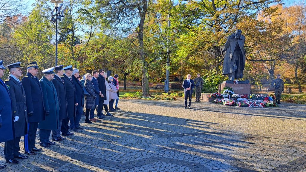 delegacje państwowe przed pomnikiem Marszałka Józefa Piłsudskiego w Gdańsku