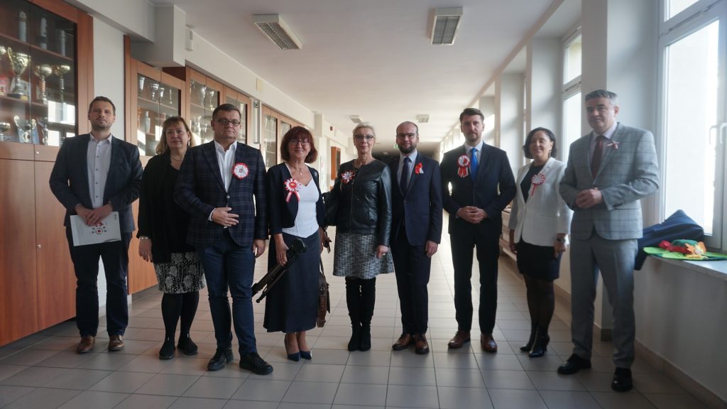z lewej Brunon Różycki, Lucyna Malkus -Juszczyk Wicedyrektor SP. Nr 3 w Starogardzie Gdańskim,Tomasz Madej Dyrektor ORE, Joanna Demczyna Starszy Wizytator PKO, Agnieszka Karczewska -Gzik Kierownik WRKSO ORE, Artur Górecki Dyrektor DKOPP MEiN, Robert Zawadzki WRKSO ORE, Anna Rychter Wicedyrektor SP. Nr 3 w Starogardzie Gdańskim, Robert Jurek Dyrektor SP. Nr 3 w Starogardzie Gdańskim