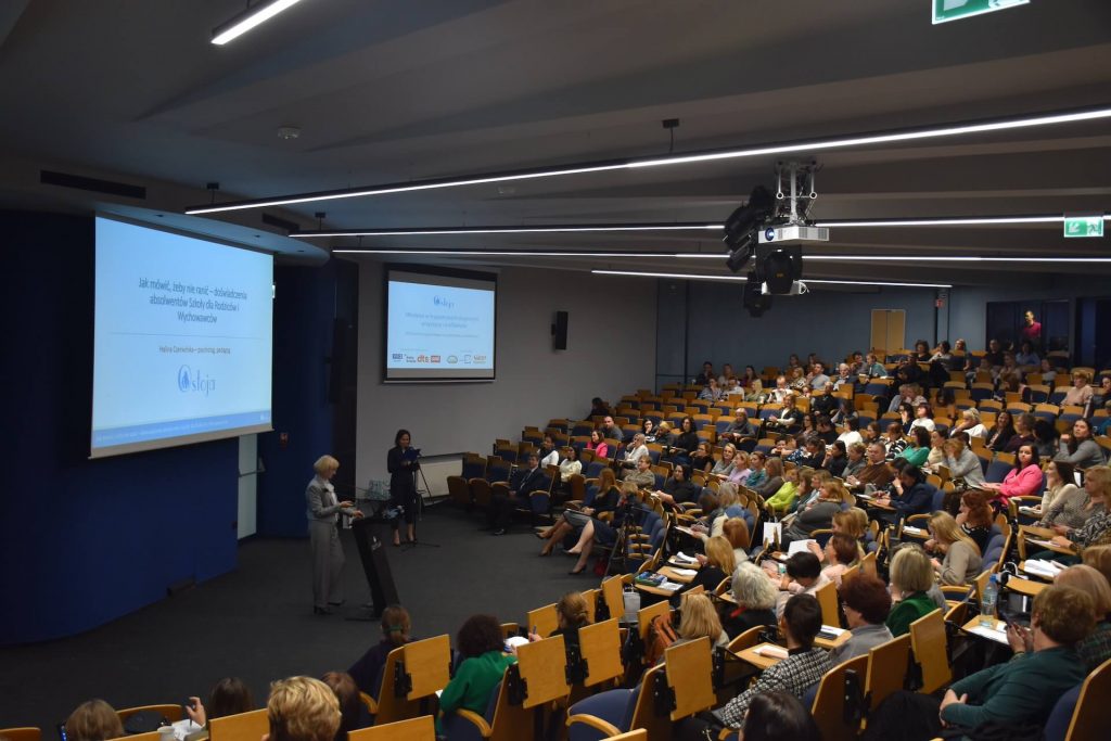 Przy pulpicie – Prezes Fundacji Ostoja – Pani Halina Czerwińska