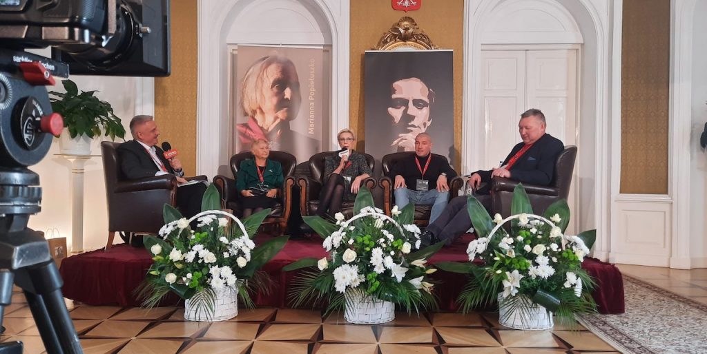 Od lewej Wincenty Pipka,Ewa Tomaszewska,Agnieszka Karczewska Gzik Kierownik Wydziału Edukacji Historycznej i Współpracy Międzynarodowej, pierwszy z prawej Jacek Wrona Wincenty Pipka