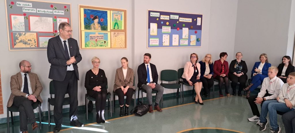 Na Zdjęciu od lewej Artur Górecki, Dyrektor Departamentu Kształcenia Ogólnego i Podstaw Programowych Ministerstwa Edukacji i Nauki, Roman Kowalczyk Dolnośląski Kurator Oświaty, Agnieszka Gzik-Karczewska, Kierownik Wydziału Rozwoju Kompetencji Społecznych i Obywatelskich Ośrodka Rozwoju Edukacji, Robert Zawadzki, Katarzyna Mroczkowska Specjaliści ORE, Katarzynę Osieleniec–Moszczyńską, Dyrektor Szkoły wraz z gronem pedagogicznym Szwedowska Jolanta Starszy Specjalista.