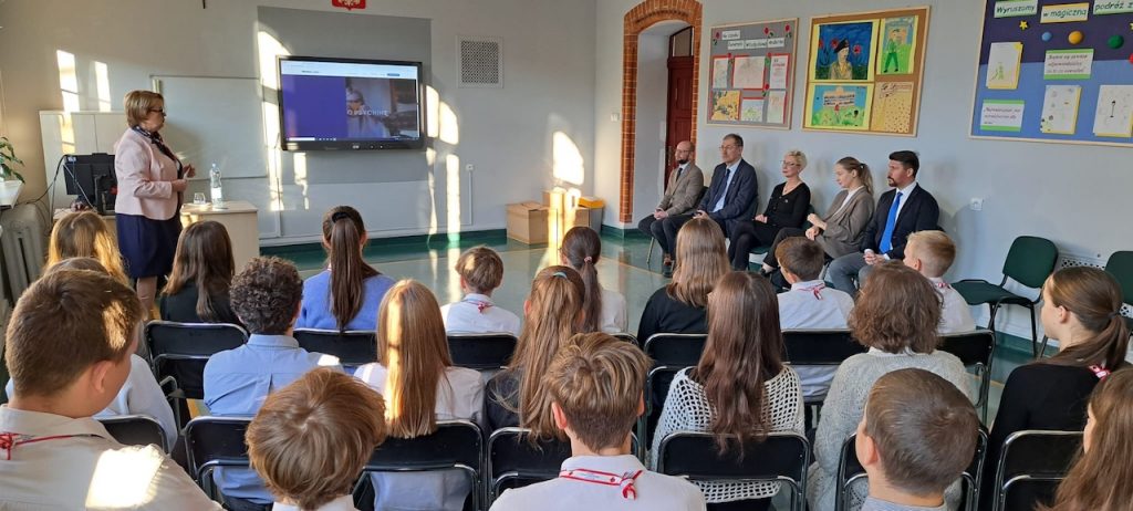 Na zdjęciu Katarzyna Osieleniec–Moszczyńska, Dyrektor Szkoły Podstawowej nr 73 im. Generała Władysława Andersa we Wrocławiu