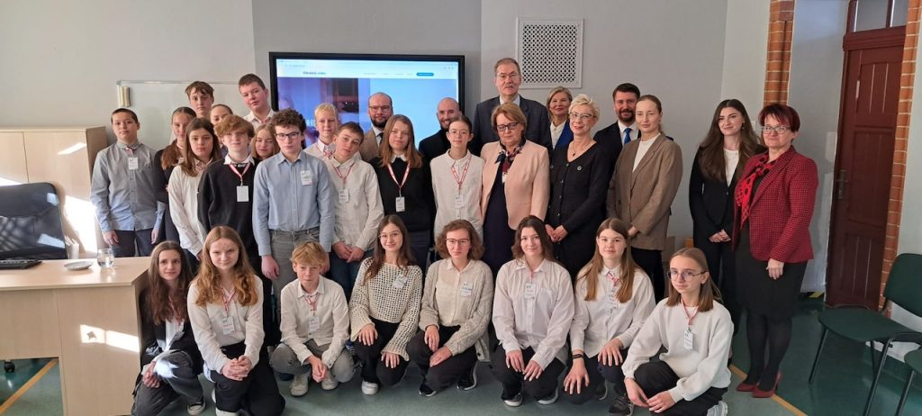 Na Zdjęciu od lewej Artur Górecki, Dyrektor Departamentu Kształcenia Ogólnego i Podstaw Programowych Ministerstwa Edukacji i Nauki, Miłosz Rajczakowski, Roman Kowalczyk Dolnośląski Kurator Oświaty, Agnieszka Gzik-Karczewska, Kierownik Wydziału Rozwoju Kompetencji Społecznych i Obywatelskich Ośrodka Rozwoju Edukacji, Robert Zawadzki, Katarzyna Mroczkowska Specjaliści ORE, Katarzyna Osieleniec–Moszczyńska, Dyrektor Szkoły wraz z gronem pedagogicznym.