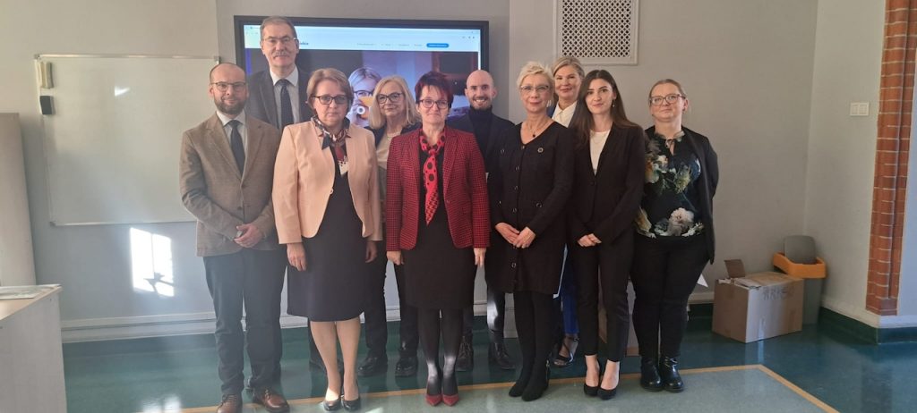 Na Zdjęciu od lewej Artur Górecki, Dyrektor Departamentu Kształcenia Ogólnego i Podstaw Programowych Ministerstwa Edukacji i Nauki, Katarzynę Osieleniec–Moszczyńską, Dyrektor Szkoły , Roman Kowalczyk Dolnośląski Kurator Oświaty, Szwedowska Jolanta Starszy Specjalista, Agnieszka Gzik-Karczewska, Kierownik Wydziału Rozwoju Kompetencji Społecznych i Obywatelskich Ośrodka Rozwoju Edukacji, Miłosz Rajczakowski, Grono Pedagogiczne