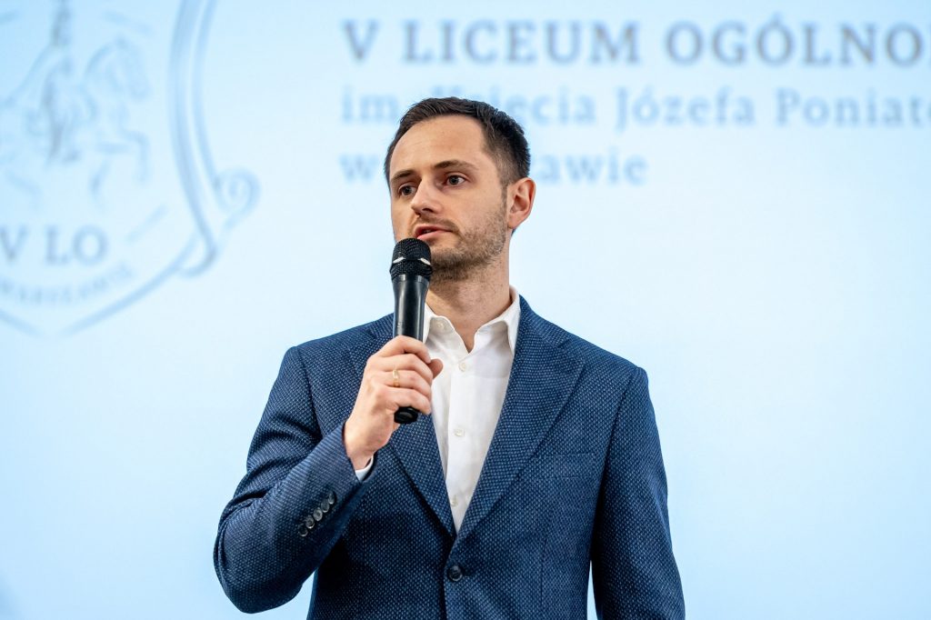 fot. Robert Wilczyński - Powitanie uczestników spotkania przez Macieja Rusieckiego - Dyrektora V Liceum im. Księcia Józefa Poniatowskiego