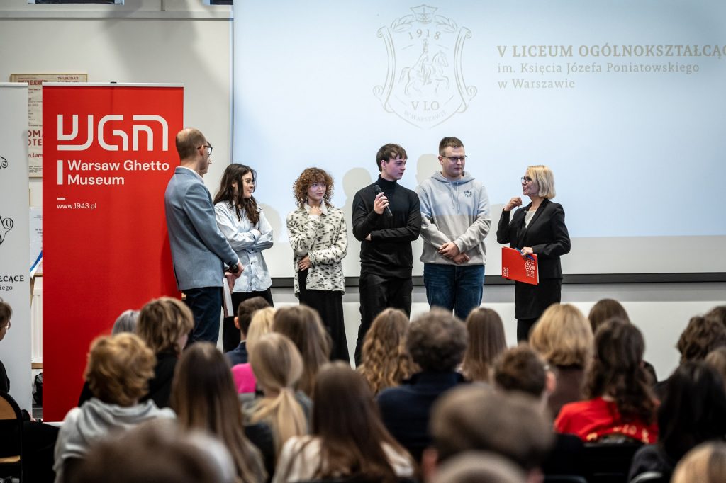 fot. Robert Wilczyński - Rozmowa dr Wiesławy Młynarczyk (MGW) i Piotra Grabowskiego ( VLO) z uczniami – uczestnikami projektu „Otwieranie ciszy” ( dla szkół znajdujących się na terenie byłego warszawskiego getta)