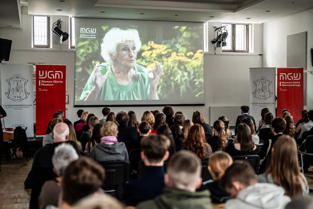 fot. Robert Wilczyński - Kadr z filmu zrealizowanego przez uczniów XVII LO im. A. Frycza -Modrzewskiego – w kadrze świadek historii prof. Wiktoria Śliwowska