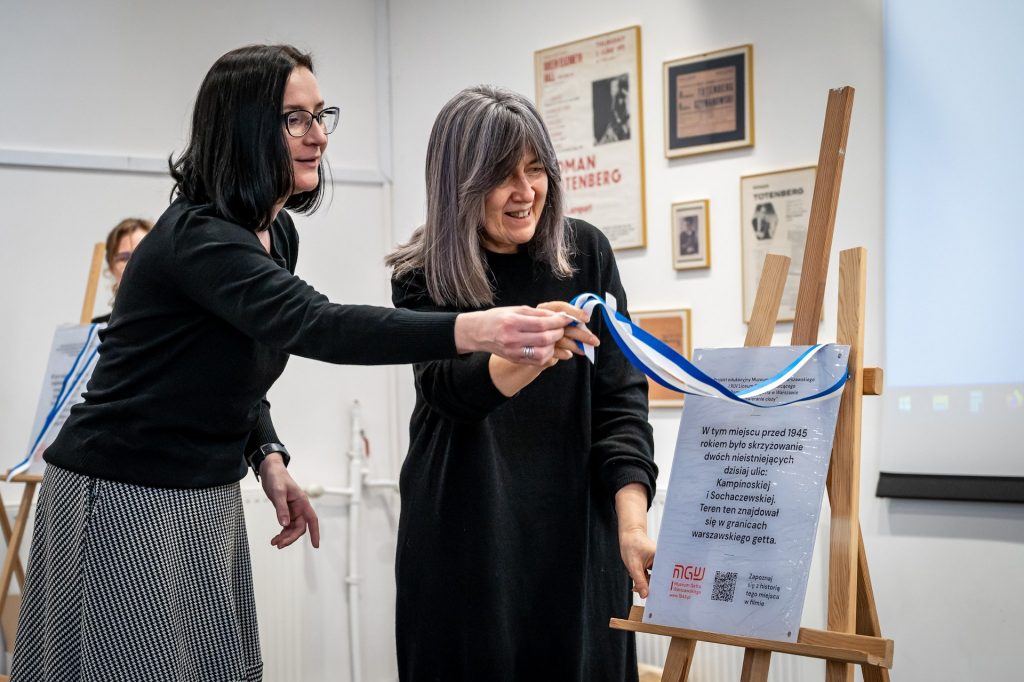 fot. Robert Wilczyński - Symboliczne odsłonięcie tablicy, która będzie umieszczona na budynku liceum im. R. Traugutta przez dyrektorkę liceum Agatę Pallasch i kierowniczkę Działu Edukacji Muzeum Getta Warszawskiego dr Halinę Postek
