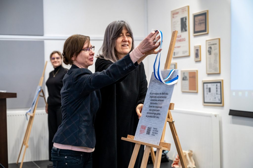 fot. Robert Wilczyński - Symboliczne odsłonięcie tablicy, która będzie umieszczona na budynku liceum A. Frycza- Modrzewskiego przez przedstawicielkę liceum i kierowniczkę Działu Edukacji Muzeum Getta Warszawskiego dr Halinę Postek