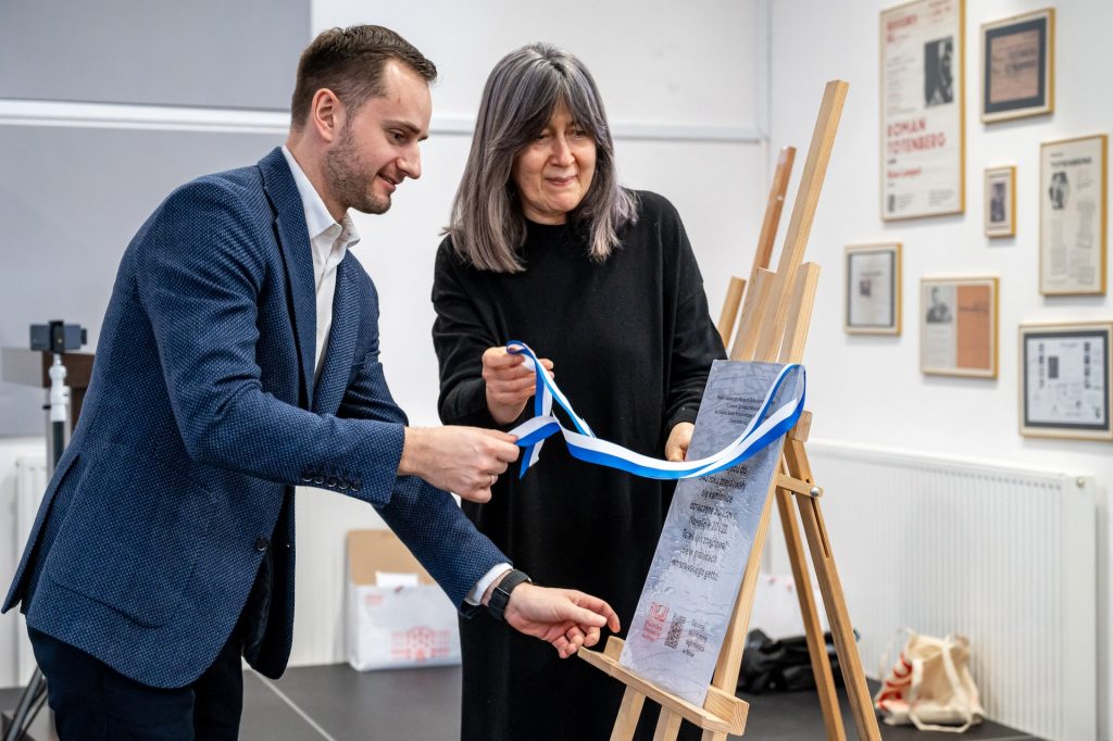 fot. Robert Wilczyński - Symboliczne odsłonięcie tablicy, która będzie umieszczona na budynku liceum im. Księcia Józefa Poniatowskiego przez dyrektora liceum Macieja Rusieckiego i kierowniczkę Działu Edukacji Muzeum Getta Warszawskiego dr Halinę Postek