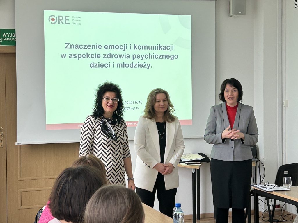 od prawej Anna Kasperska-Gochna kierownik Wydziału Wychowania ORE; Barbara Paź Pedagog, współautorka programów profilaktycznych, edukatorka nauczycieli i rodziców; Anna Powązka nauczycielka konsultant Wydziału Wychowania ORE