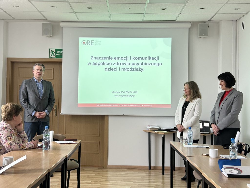 od lewej zastępca Dyrektora Ośrodka Rozwoju Edukacji w Warszawie Krzysztof Maryl; Barbara Paź pedagog, współautorka programów profilaktycznych, edukatorka nauczycieli i rodziców; Anna Kasperska-Gochna kierownik Wydziału Wychowania