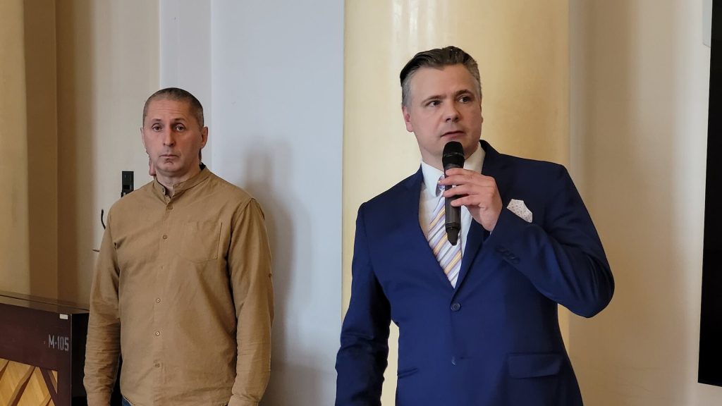 Od lewej Instruktor Tomasz Maczuga, Wicedyrektor Krzysztof Maryl