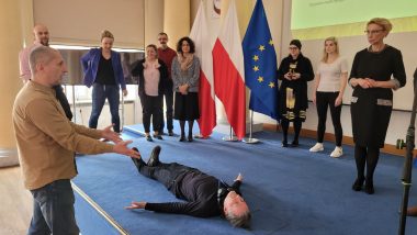 Instruktor Tomasz Maczuga, uczestnicy szkolenia