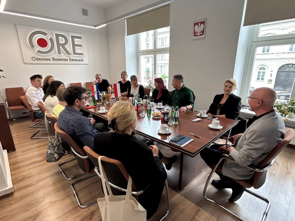 na zdjęciu: Grupa Gości z Chorwacji ze Społecznego Centrum Usług Socjalnych w Rijece (Community Center for Social Services Rijeka), Dyrektor Młodzieżowego Ośrodka Wychowawczego w Goniądzu Sławomir Moczydłowski, Dyrektor Ośrodka Rozwoju Edukacji Andrzej Suchenek, Wicedyrektor Ośrodka Rozwoju Edukacji Marzenna Habib, pracownicy Ośrodka Rozwoju Edukacji, Wydziału Resocjalizacji i Socjoterapii - Kierownik Marta Paluch, Starszy specjalista Izabella Kaczyńska, Starszy specjalista Mirosław Mielczarek, Pani Klaudia Klepadło z Młodzieżowego Ośrodka Wychowawczego w Goniądzu