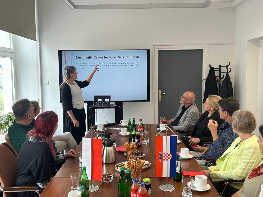 na zdjęciu: Grupa Gości z Chorwacji ze Społecznego Centrum Usług Socjalnych w Rijece (Community Center for Social Services Rijeka), Dyrektor Młodzieżowego Ośrodka Wychowawczego w Goniądzu Sławomir Moczydłowski, Dyrektor Ośrodka Rozwoju Edukacji Andrzej Suchenek, Wicedyrektor Ośrodka Rozwoju Edukacji Marzenna Habib, Kierownik Wydziału Resocjalizacji i Socjoterapii Marta Paluch w Ośrodku Rozwoju Edukacji, Pani Klaudia Klepadło z Młodzieżowego Ośrodka Wychowawczego w Goniądzu