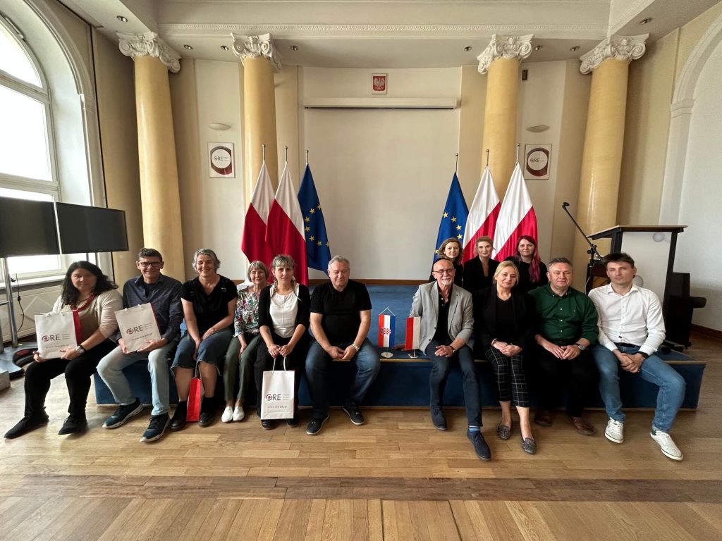 na zdjęciu: Grupa Gości z Chorwacji ze Społecznego Centrum Usług Socjalnych w Rijece (Community Center for Social Services Rijeka), Dyrektor Młodzieżowego Ośrodka Wychowawczego w Goniądzu Sławomir Moczydłowski, Dyrektor Ośrodka Rozwoju Edukacji Andrzej Suchenek, Wicedyrektor Ośrodka Rozwoju Edukacji Marzenna Habib, pracownicy Ośrodka Rozwoju Edukacji, Wydziału Resocjalizacji i Socjoterapii - Kierownik Marta Paluch, Starszy specjalista Izabella Kaczyńska, Starszy specjalista Mirosław Mielczarek, Pani Klaudia Klepadło z Młodzieżowego Ośrodka Wychowawczego w Goniądzu