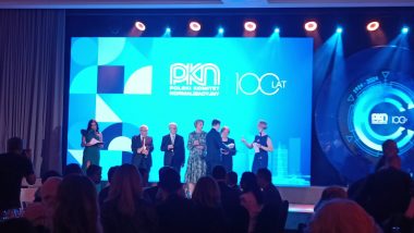 Goście uroczystej gali składający życzenia Prezes Polskiego Komitetu Normalizacyjnego z okazji Jubileuszu obchodzenia 100-lecia PKN