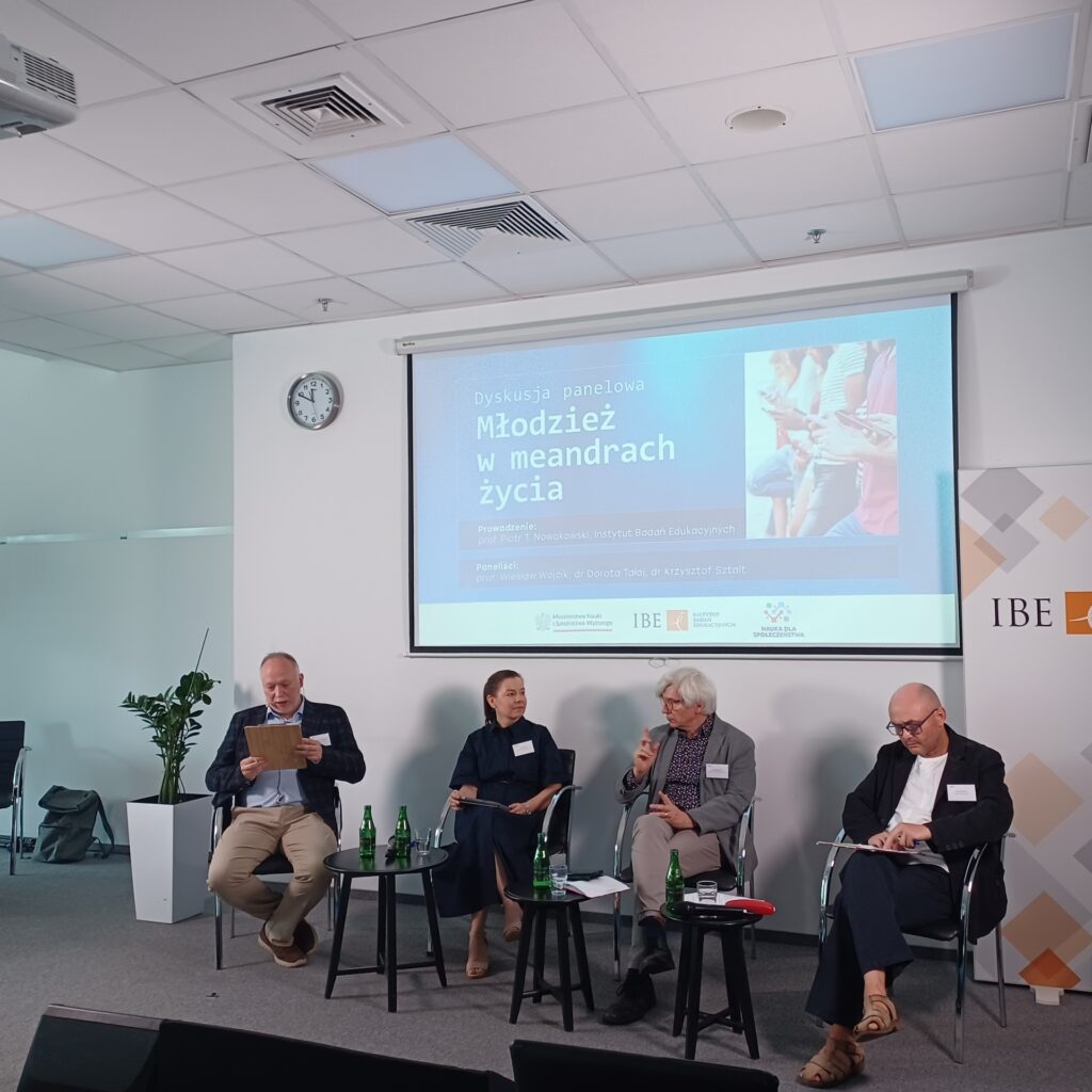 od lewej prowadzący prof. Piotr T. Nowakowski IBE; dr Dorota Tałaj Uniwersytet Śląski w Katowicach; prof. Wiesław Wójcik Uniwersytet Jana Długosza w Częstochowie; dr Krzysztof Sztalt ekspert niezalżny