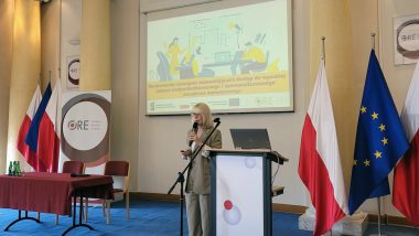 scena w auli Ośrodka Rozwoju Edukacji - widok fragmentu prezentacji dotyczącej projektu "Opracowanie rozwiązań zapewniających dostęp do wysokiej jakości zindywidualizowanego i spersonalizowanego doradztwa metodycznego