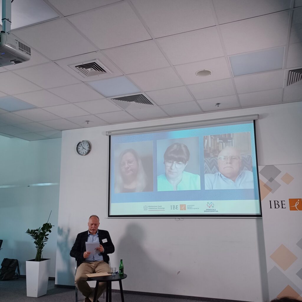 od lewej prowadzący prof. Piotr Nowakowski IBE; prof. Agnieszka Lewicka-Zelent Uniwersytet Marii Curie-Skłodowskiej w Lublinie, prof. Małgorzata Przybysz-Zaremba Państwowa Akademia Nauk Stosowanych im. Ignacego Mościckiego w Ciechanowie; prof. Mieczysław Dudek Wyższa Szkoła Nauk Pedagogicznych w Warszawie