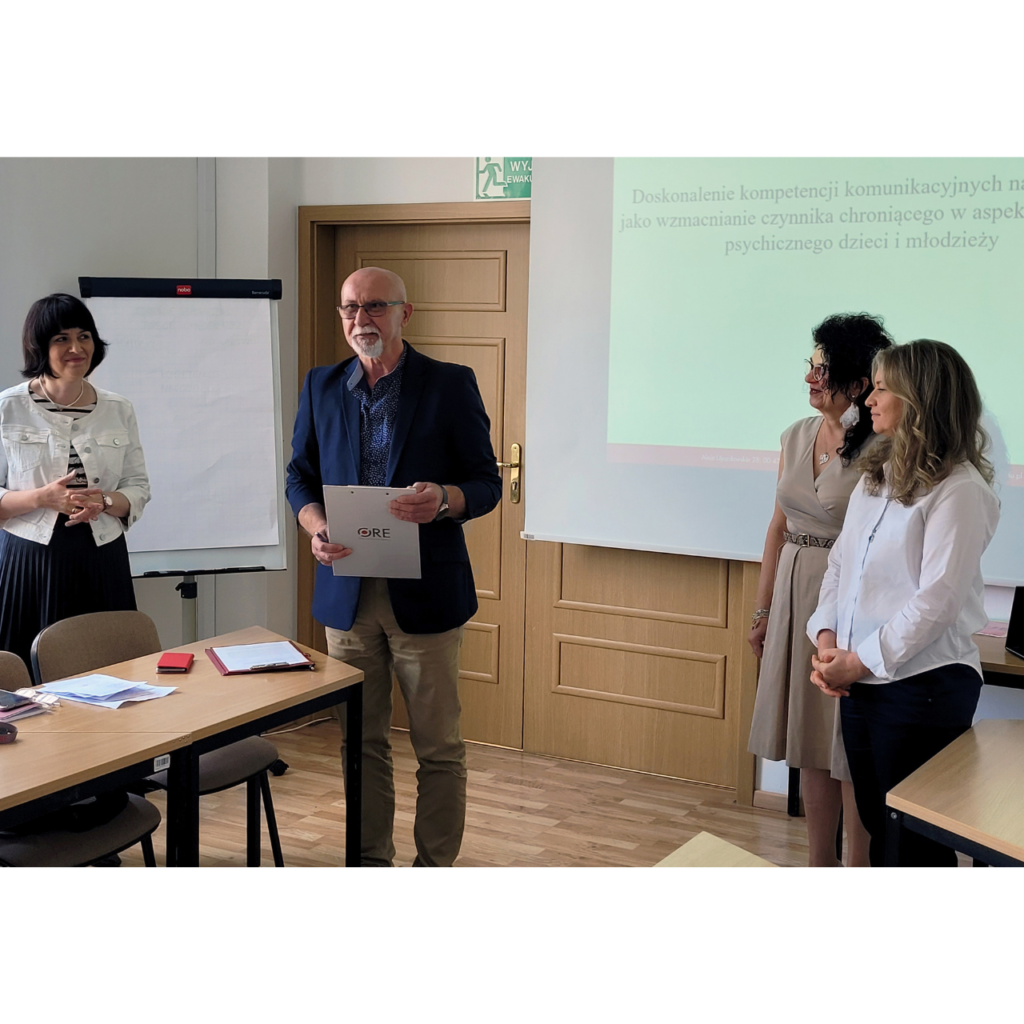 od lewej Anna Kasperska-Gochna kierownik Wydziału Wychowania, Andrzej Suchenek Dyrektor Ośrodka Rozwoju Edukacji, Anna Powązka nauczyciel konsultant WW, Barbara Paź prelegentka, pedagożka i edukatorka nauczycieli i rodziców