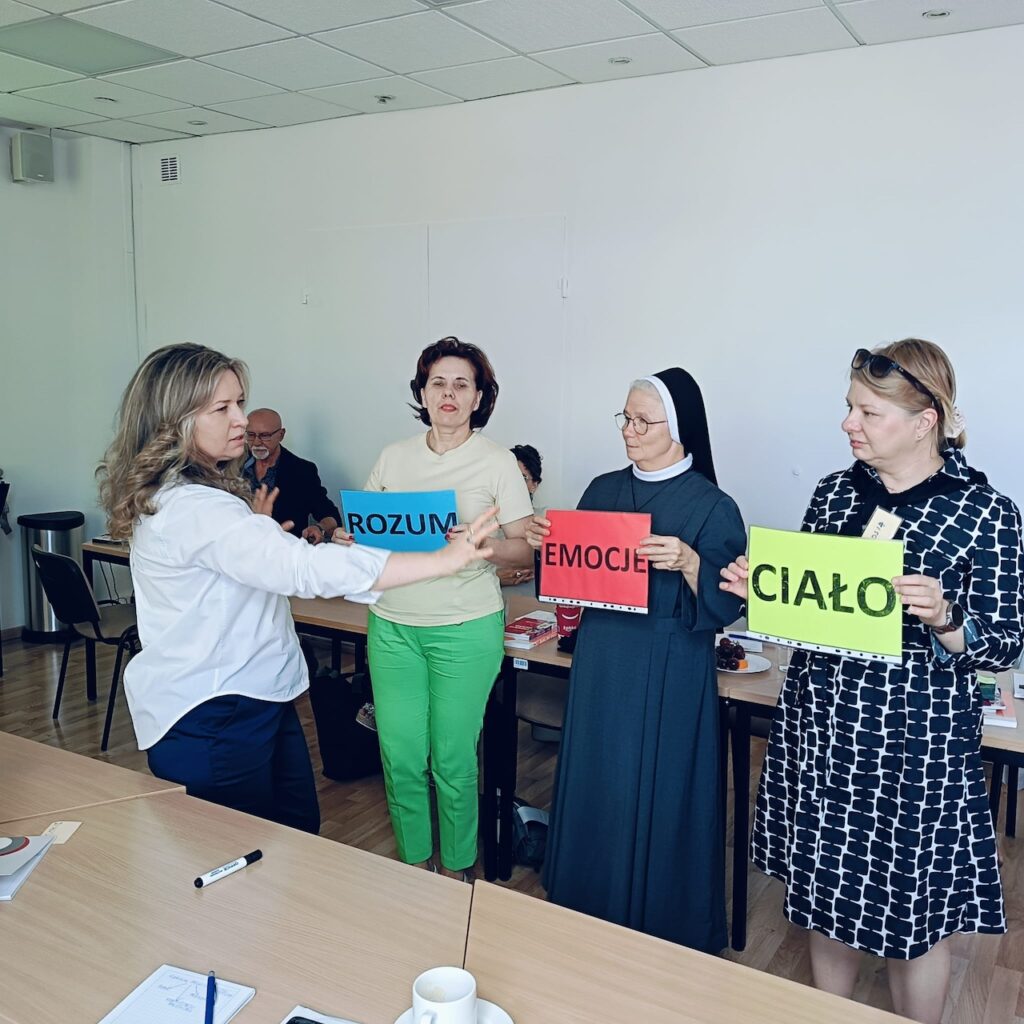 od lewej Barbara Paź prelegentka, pedagożka, edukatorka nauczycieli i rodziców oraz uczestnicy warsztatów