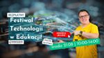 Mężczyzna w żółtej koszulce wskazuje na napis: Zarejestruj się, oprócz tego na zdjęciu znajdują się napisy: Festiwal Technologii w edukacji, cyberbezpieczeństwo, higiena cyfrowa, EduApki, środa 21.08, 10.00-14.00