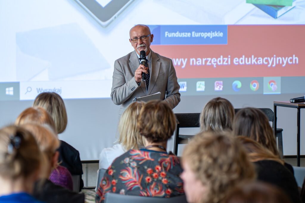 Otwarcie konferencji przez Andrzeja Suchenka, dyrektora ORE