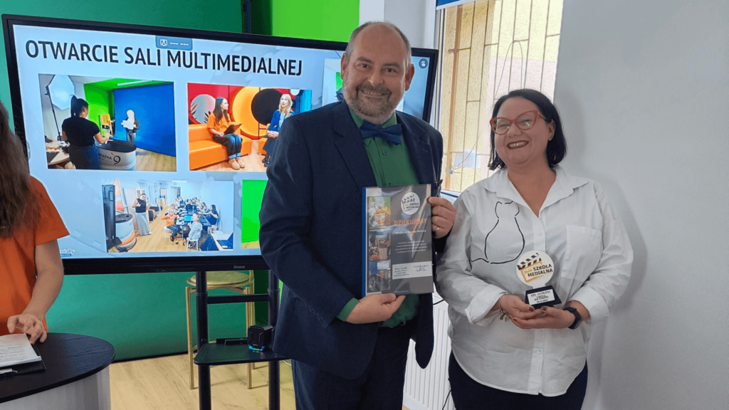 Adam Gogacz i Dominika Gaponiuk z podziękowaniami i statuetką od uczniów