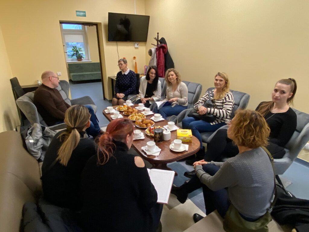 Dyrekcja oraz kadra placówki na Litwie, przedstawiciele placówki z Czech, przedstawiciele MOW w Goniądzu oraz przedstawiciele ORE w placówce resocjalizacyjnej na Litwie.