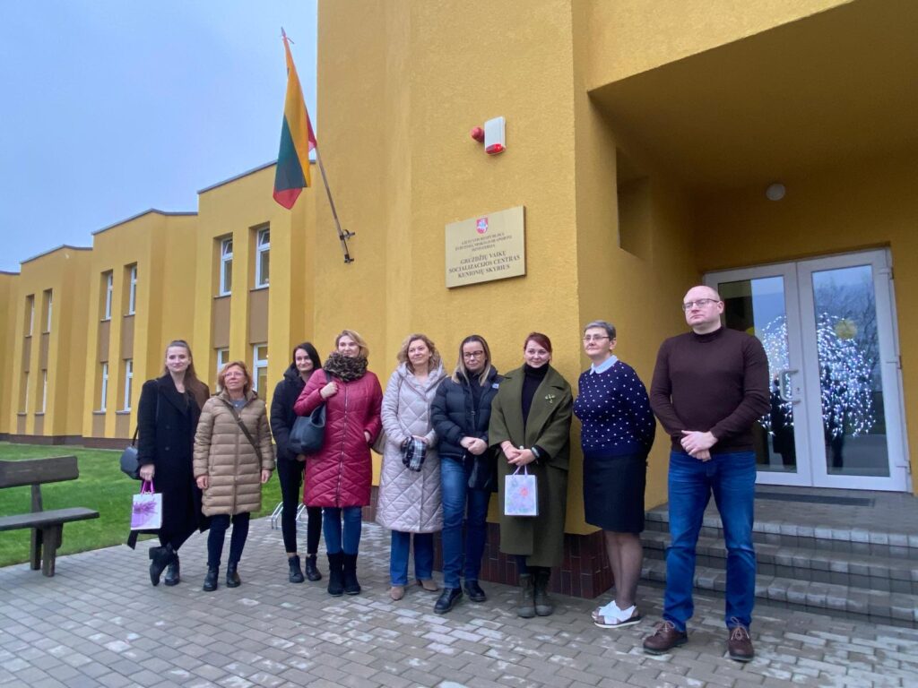 Dyrekcja oraz kadra placówki na Litwie, przedstawiciele placówki z Czech, przedstawiciele MOW w Goniądzu oraz przedstawiciele ORE przed placówką resocjalizacyjną.