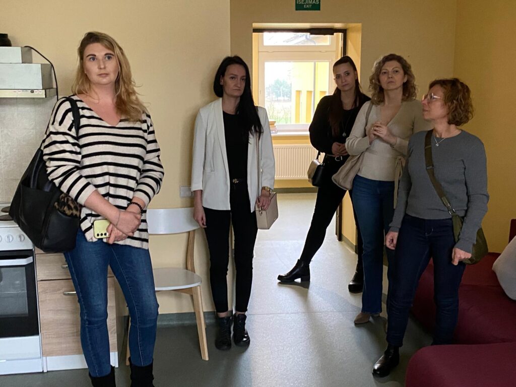 Przedstawiciele placówki z Czech oraz przedstawiciele ORE w placówce resocjalizacyjnej na Litwie.