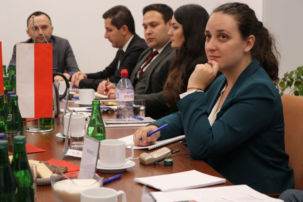 od lewej (nie uwzględnia tłumaczy): Talip Menekşe kierownik działu (szef delegacji); Gürkan Güngöroğlu ekspert ds. migracji; Ufkum Kemal Edisan ekspert ds. migracji; Esranur Sümer ekspertka ds. migracji; Elisa Speziali koordynatorka z EUAA (European Union Agency for Asylum – Agencja Unii Europejskiej ds. Azylu)