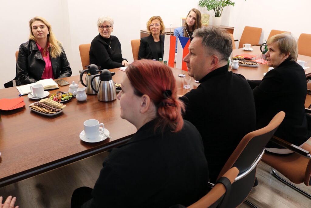 Przedstawiciel Wydziału Resocjalizacji i Socjoterapii ORE, przedstawicielka Rzecznika Praw Dziecka, przedstawiciele MOW w Goniądzu, przedstawiciele placówki resocjalizacyjnej z Czech, tłumacz polsko-czeski