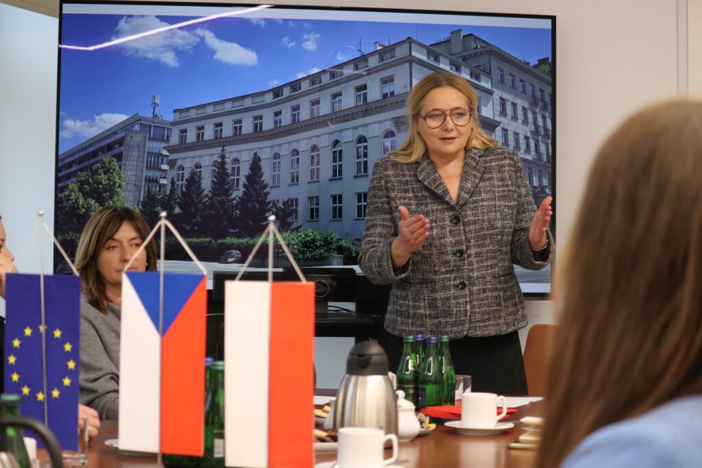 Wicedyrektor ORE Marzenna Habib, dyrektor Departamentu Wychowania i Profilaktyki MEN Renata Kurlanc