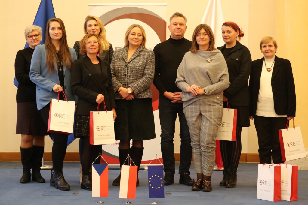 Dyrektor Departamentu Wychowania i Profilaktyki MEN Renata Kurlanc, przedstawicielka Rzecznika Praw Dziecka Zofia Adamaszek, wicedyrektor ORE Marzenna Habib, kierownik Wydziału Resocjalizacji i Socjoterapii ORE Marta Paluch, dyrektor MOW w Goniądzu Sławomir Moczydłowski, przedstawiciel MOW w Goniądzu, przedstawiciele z placówki resocjalizacyjnej z Czech, tłumacz polsko-czeski