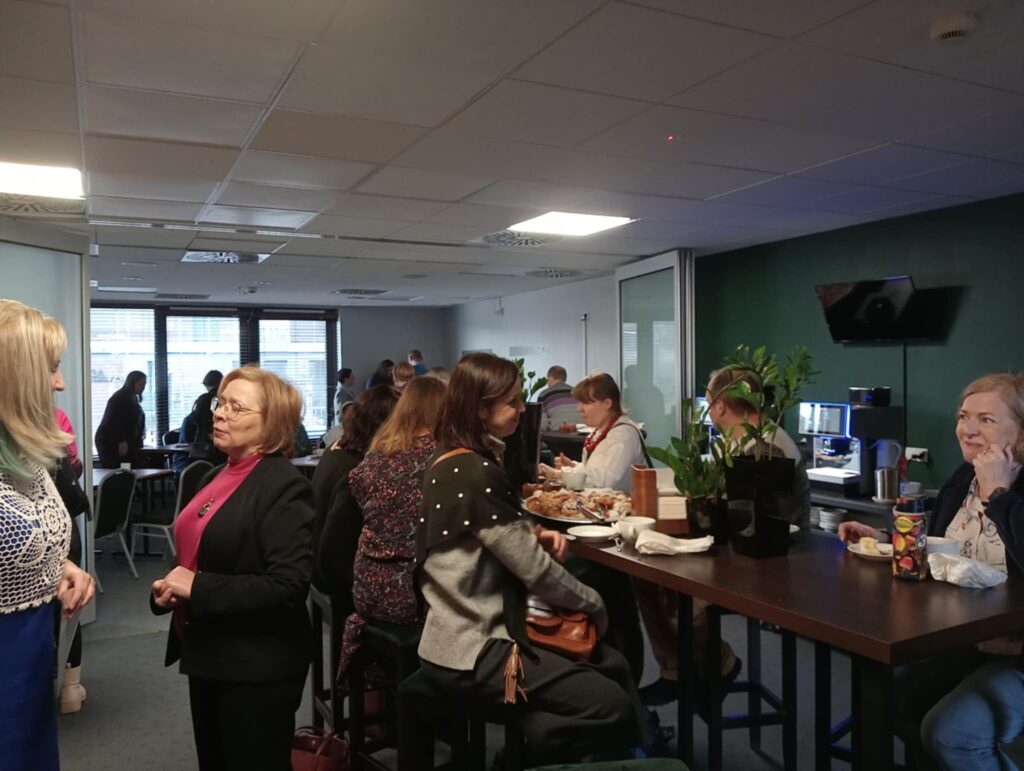 Spędzanie czasu w miłej atmosferze przed wykładem mgr Anny Morajko-Fornal.