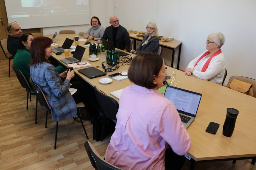 Od prawej: Beata Michalska - ekspertka ds. adaptacji rozwiązań cyfrowych w doradztwie metodycznym, Magdalena Brewczyńska - kierowniczka projektu, Andrzej Suchenek - dyrektor ORE